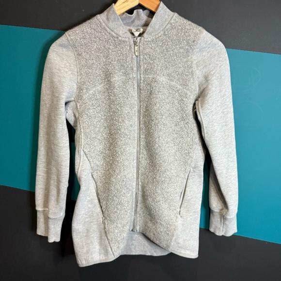 Lululemon Stand Out Sherpa Jacket
Heathered Core Light Grey / Silver Drop size 4 - Picture 10 of 13